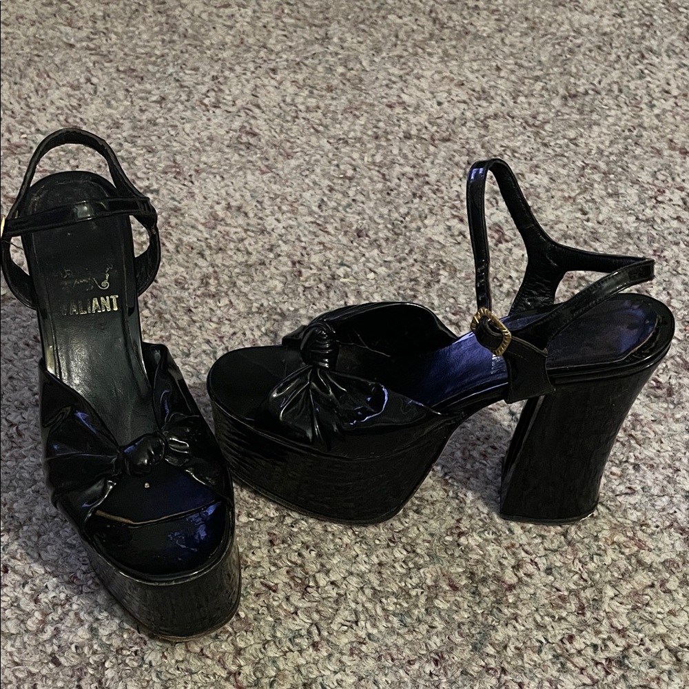 Vintage 70s Glossy Black patent Platform Sandals with ankle buckle